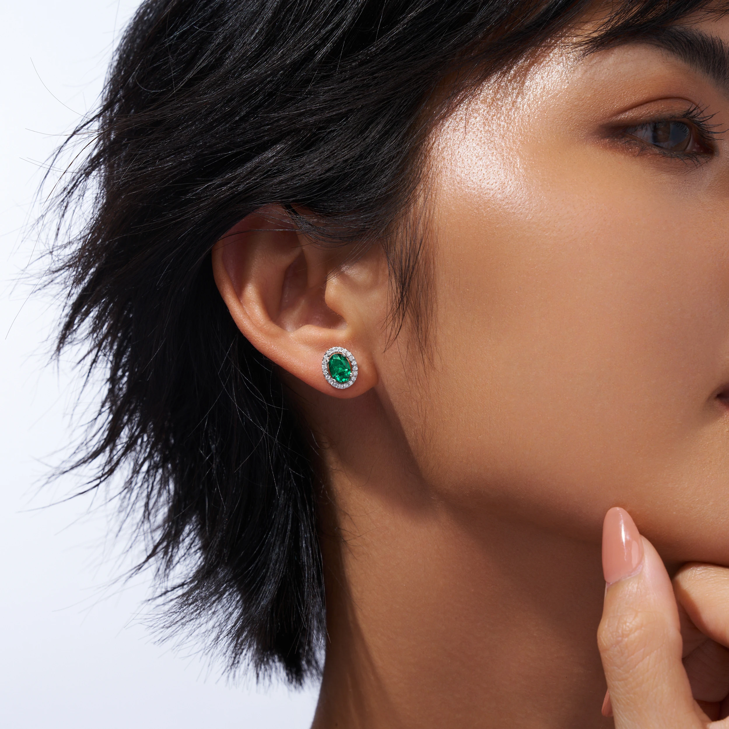 

JIUZUAN 2pcs Oval 5x7mm Lab Emerald Stud Earrings S925 Silver 18K Gold Plated Halo Prong Setting Elegant Green Earrings