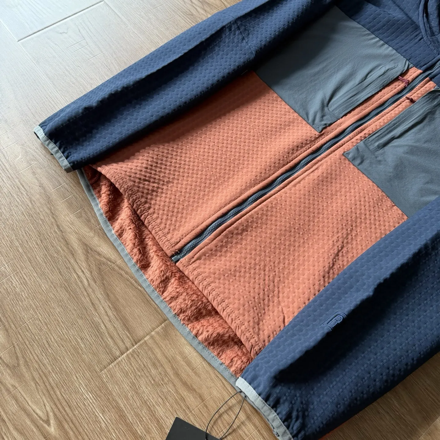 Herren Outdoor Wasserdichte Fleecejacke – Atmungsaktiver Thermomantel mit Kapuze und Farbblock-Design für Wandern & Camping – Detail 20