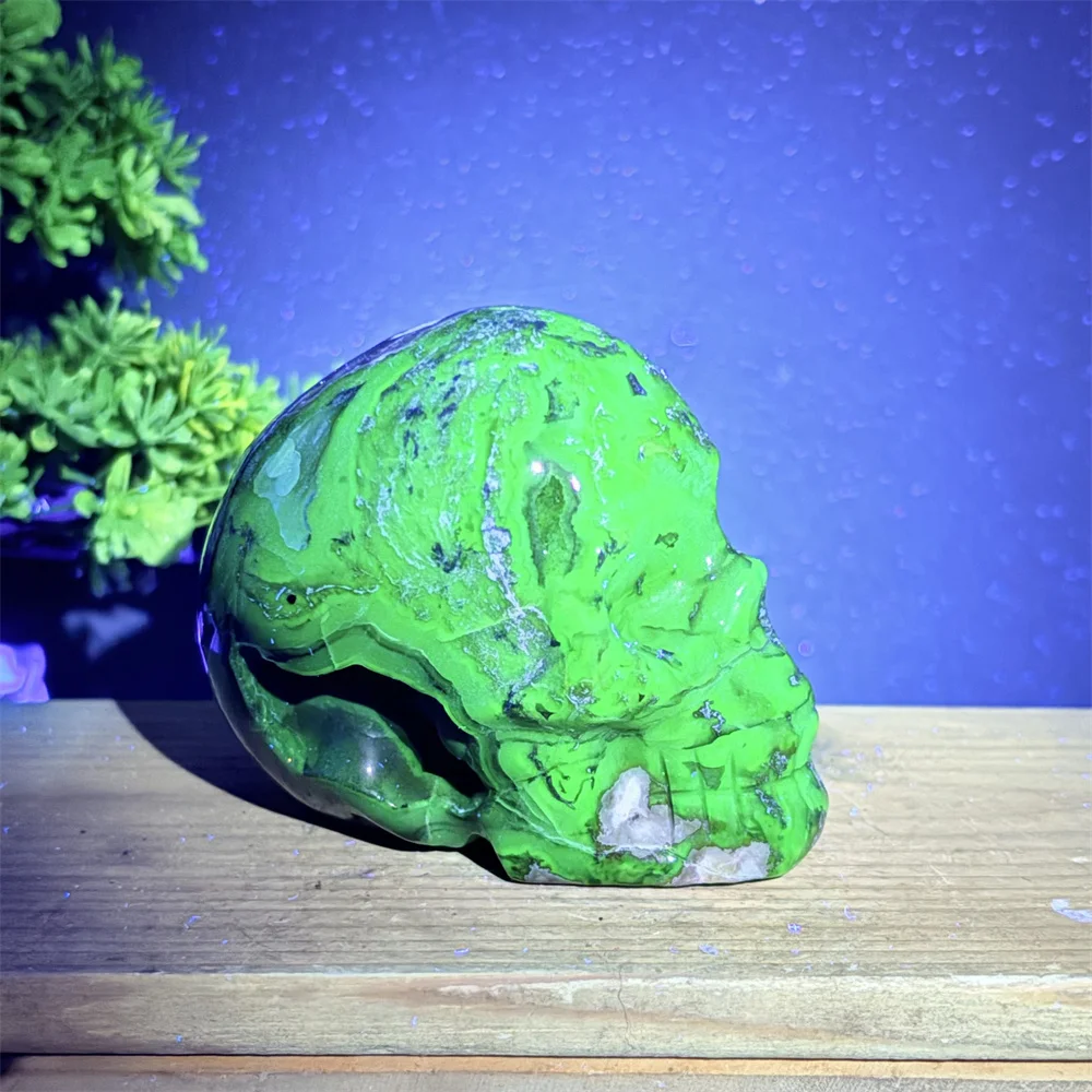 Natural Mineral Volcanic Agate Crystal Skull Fluorescent UV Illuminated Halloween Theme Home Decor Crystal Ornament