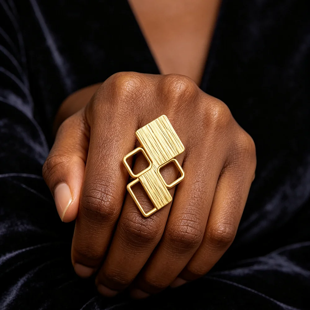 Damen-Set aus 18K vergoldeten, gebürsteten, gestapelten, hohlen, quadratischen, geometrischen Ohrringen und Ringen – Afrikanisches Ethno-Statement-Schmuckstück für Hochzeit und Party – Geschenk – Detail 6