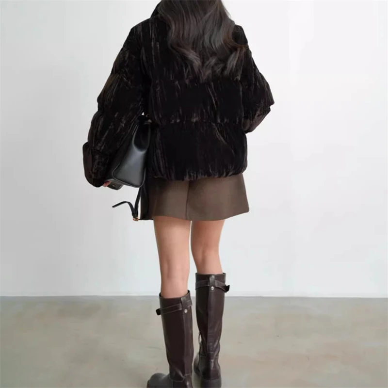 Chaqueta de plumón cálida y gruesa de terciopelo con cuello levantado para mujer, abrigo de plumón de pato blanco corto ajustado a la moda de alta calidad, novedad de invierno de 2025