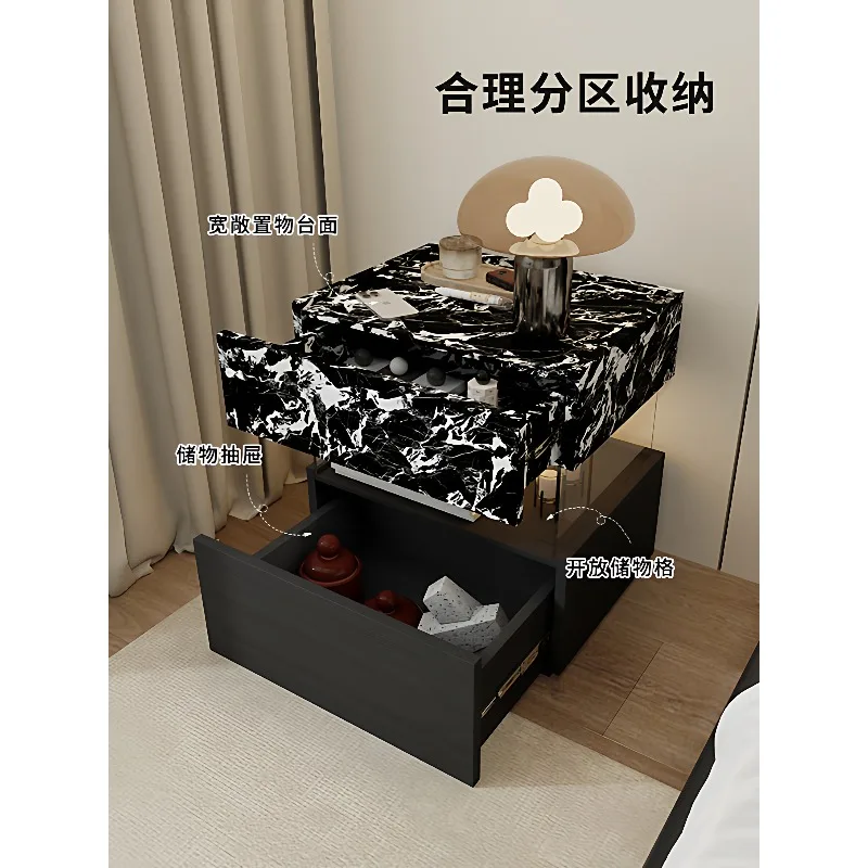 طاولة بجانب السرير معلقة بنمط رخامي فاخر وبسيط وحديث إيطالي، كابينة بجانب السرير لتخزين غرفة النوم باللونين الأبيض والأسود