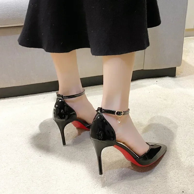 Nuovi sandali estivi Scarpe a punta da donna Tacco sottile Bocca superficiale Cinturino con fibbia Tacchi alti Scarpe da donna semplici in pelle verniciata