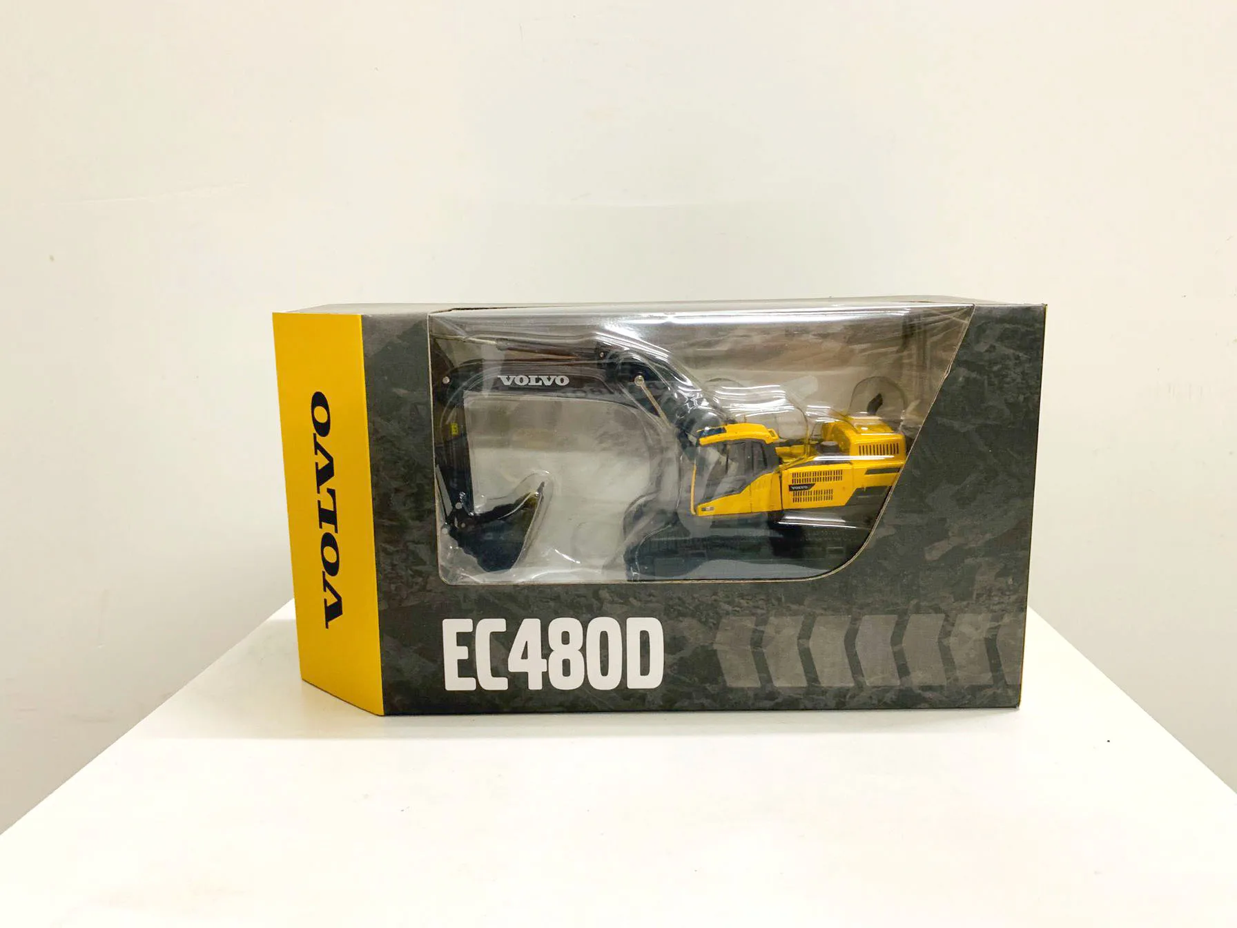 EC480D Crawler Excavator 1:50 Scale DieCast Collectible Model New in Box