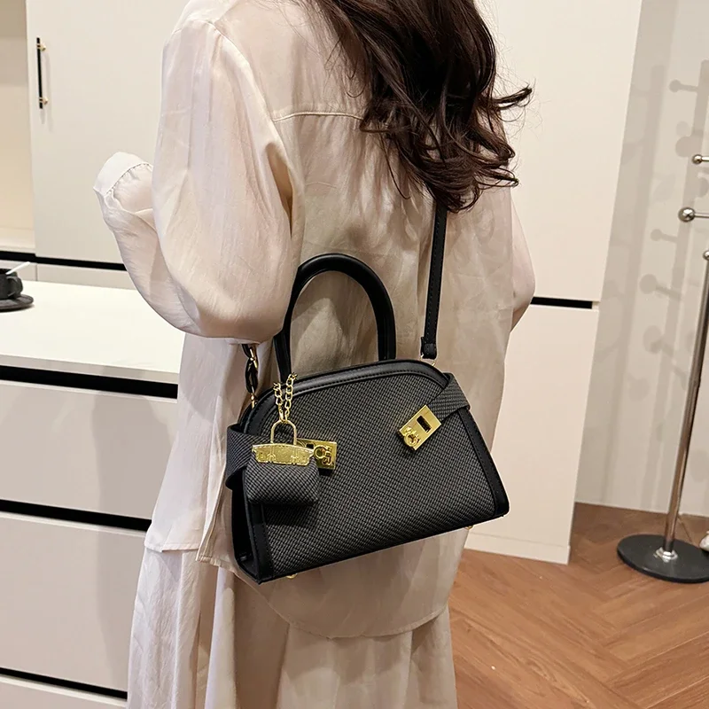 

Classic Elegant Ladies Shoulder Bag, Genuine Leather Handbag With Crossbody Option, Luxury Brand Famous Designer Trendy