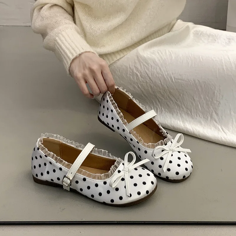 

Woman Retro Versatile Polka Dot Inner Heightening Shallow Mouth Flat Shoes Women 2026 New Spring French Style with Skirt Shoes
