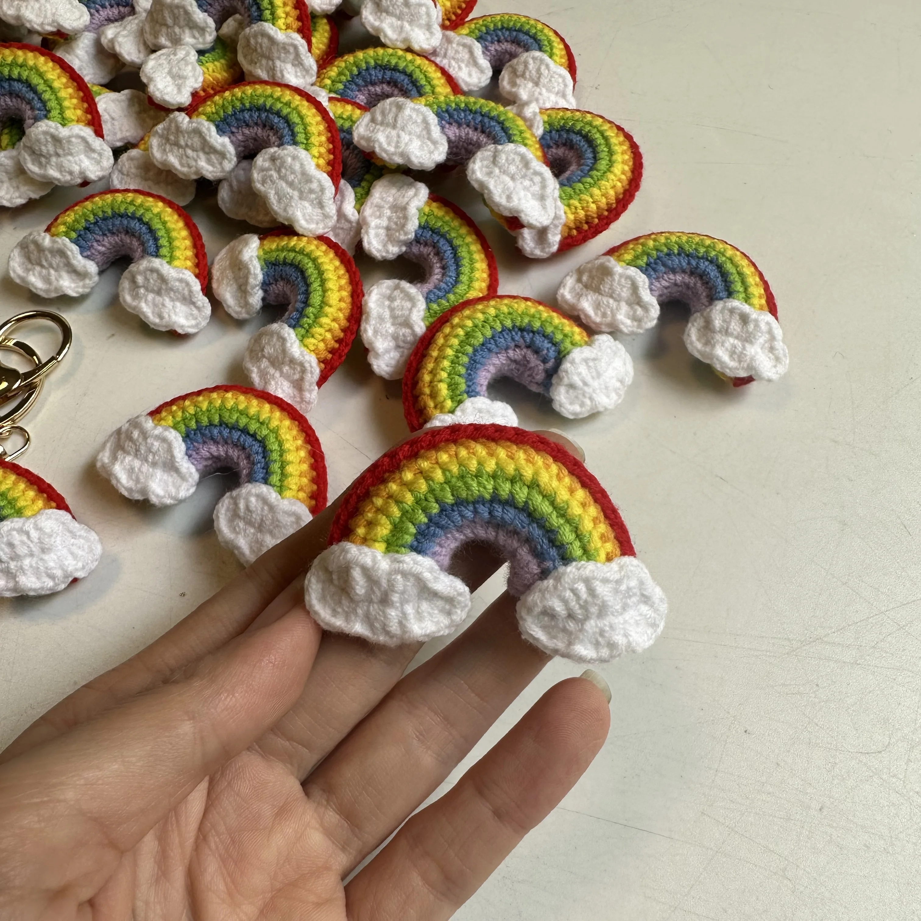 الجملة اليدوية 6 سنتيمتر نوعية جيدة القطن المواضيع قوس قزح المفاتيح حقيبة كروشيه قلادة اكسسوارات السيارات محبوك دمية Keyrings