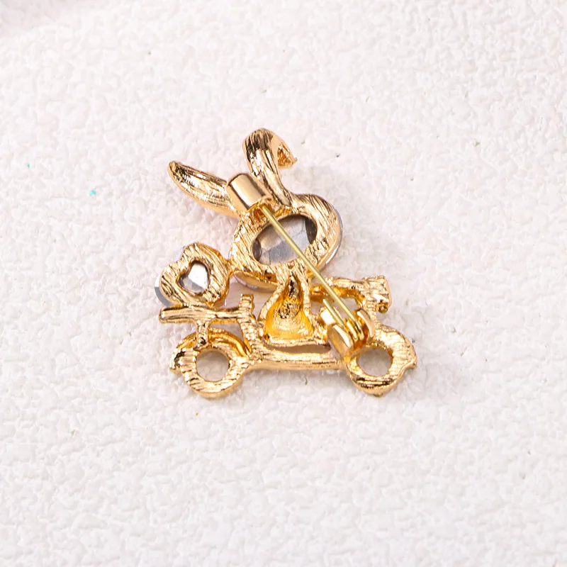 Exquisite Cute Rhinestone Rabbit Ridding Bicycle Brooches For Women Love Heart Bunny Animal Brooch Pin Charms Party Jewelry Gift