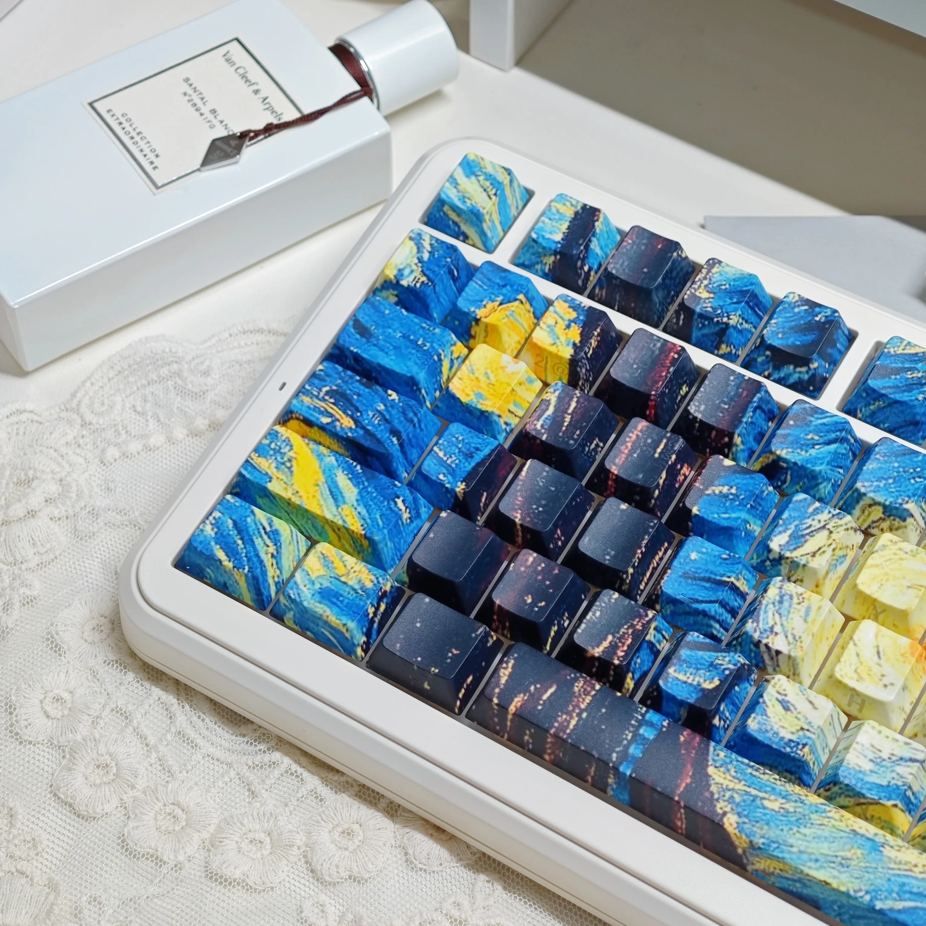 

Van Gogh Starry Sky Oil Painting/PBT Five-sided Sublimation Side Engraved Translucent Keycaps in a Full Set