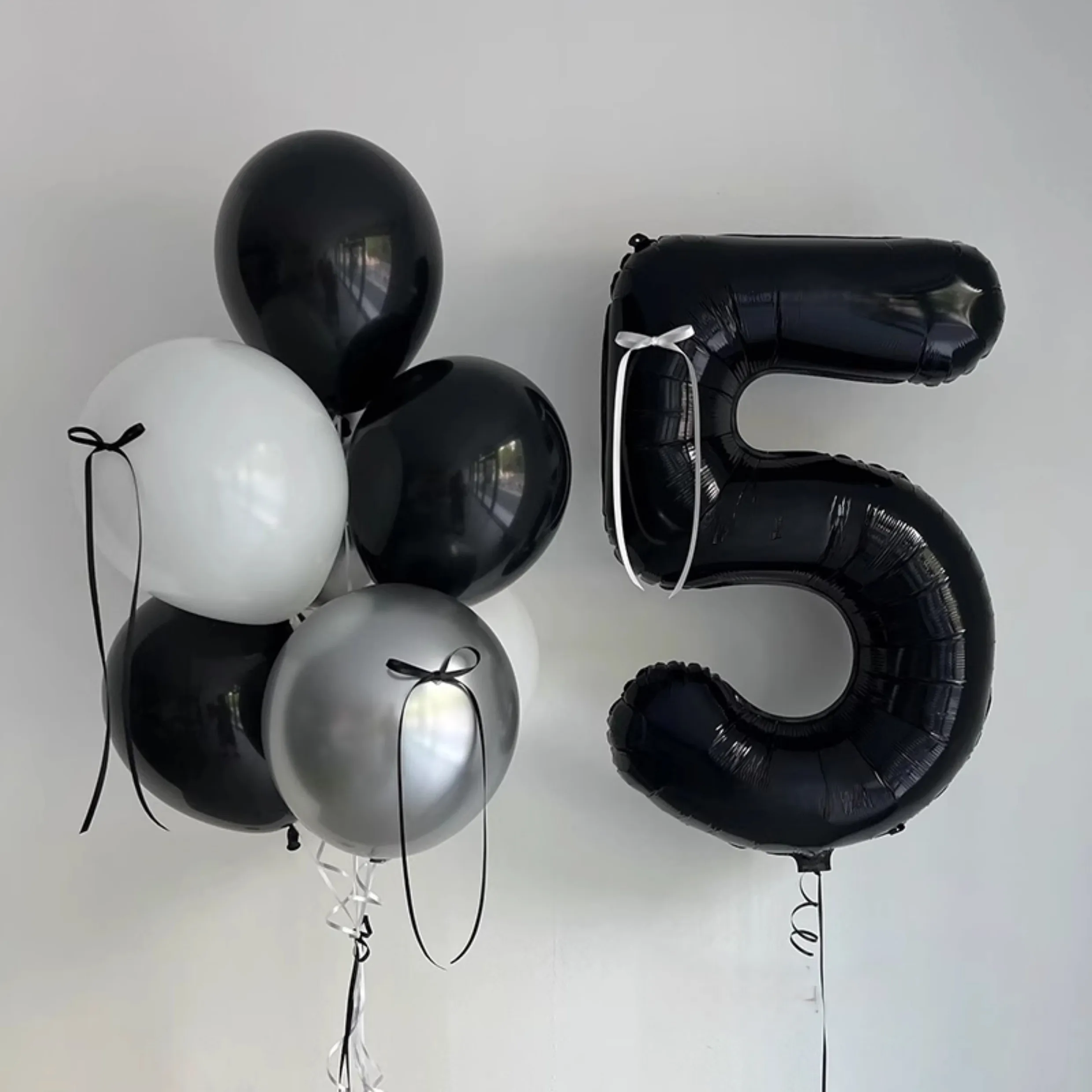 Czarny balon z cyframi Bukiet Wszystkiego najlepszego z okazji urodzin Tło Balon dla dzieci Wiek Dzieci Fotografia Dzieci Rocznica Dostawca