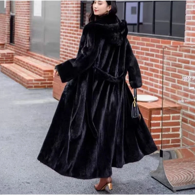 Mantel Bulu Ramah Lingkungan Musim Dingin Wanita Model Panjang Selutut Longgar Berkerudung dengan Ikat Pinggang Mantel Imitasi Bulu Mink Mewah Jaket Hangat Modis