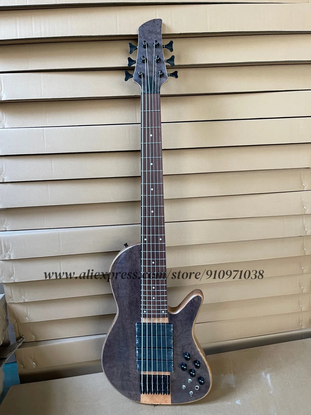 

Classic 6 string bass, black bass, acacia maple top, maple neck running through ash body, active battery , black tuners