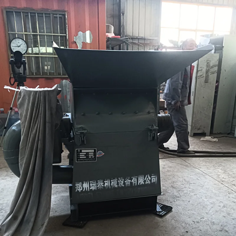 Kleiner, mittlerer und großer Futterzuchtautomat mit Hammer