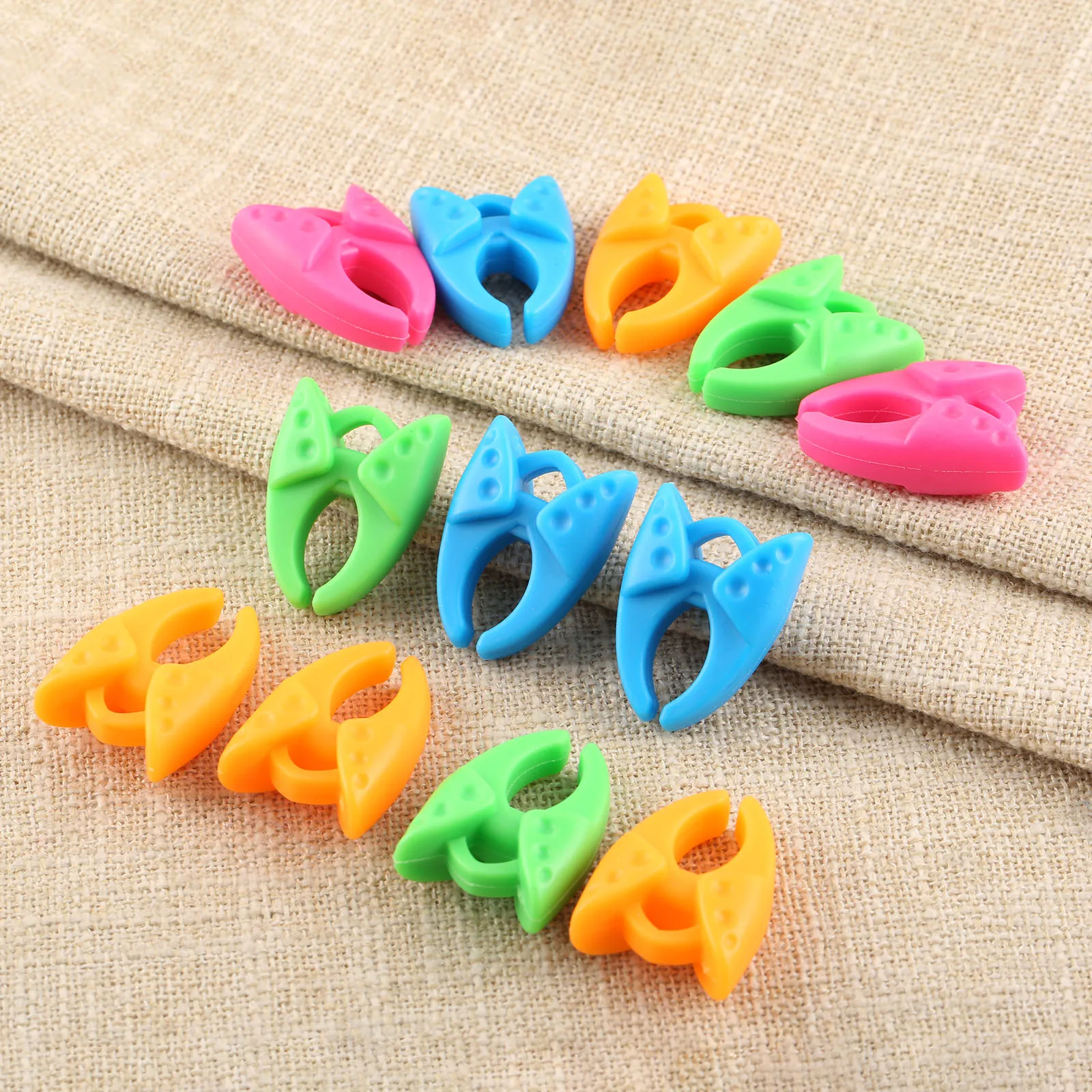 

12pcs Bobbin Clips Holders Clamps Bobbin Buddies Sewing Thread Sewing Machine 3.1*2.2cm Sewing Accessories