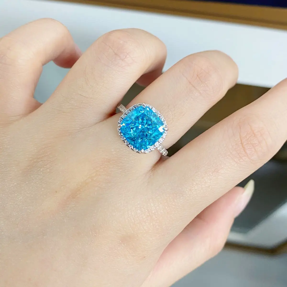 

Luxury Solid Platinum PT950 Sea Blue 5 karat Generous Sugar Raydean Cut Ice Flower Cut Diamond Ring