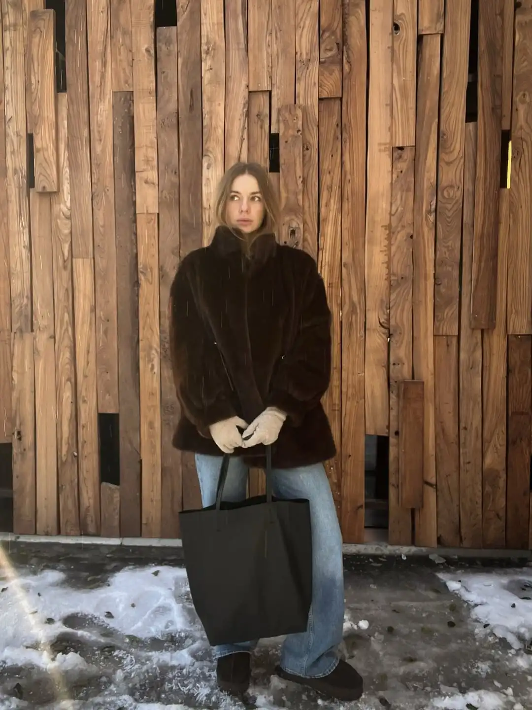 เสื้อโค้ทขนเฟอร์เทียมทรงเข้ารูปพร้อมเชือกรูดเอวสำหรับผู้หญิง ดีไซน์เก๋ไก๋ คอตั้ง แขนยาว มีกระเป๋า เสื้อแจ็คเก็ตอุ่นๆ สำหรับผู้หญิง สวมใส่ได้ทุกวันในฤดูหนาว สไตล์ลำลอง