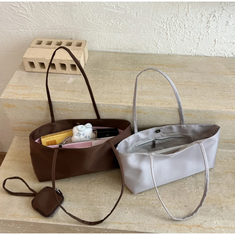 Minimalistische Nylon-Umhängetasche mit passender Handtasche, leichte, vielseitige Damen-Unterarmtasche, einfarbige Alltagstasche – Detail 9