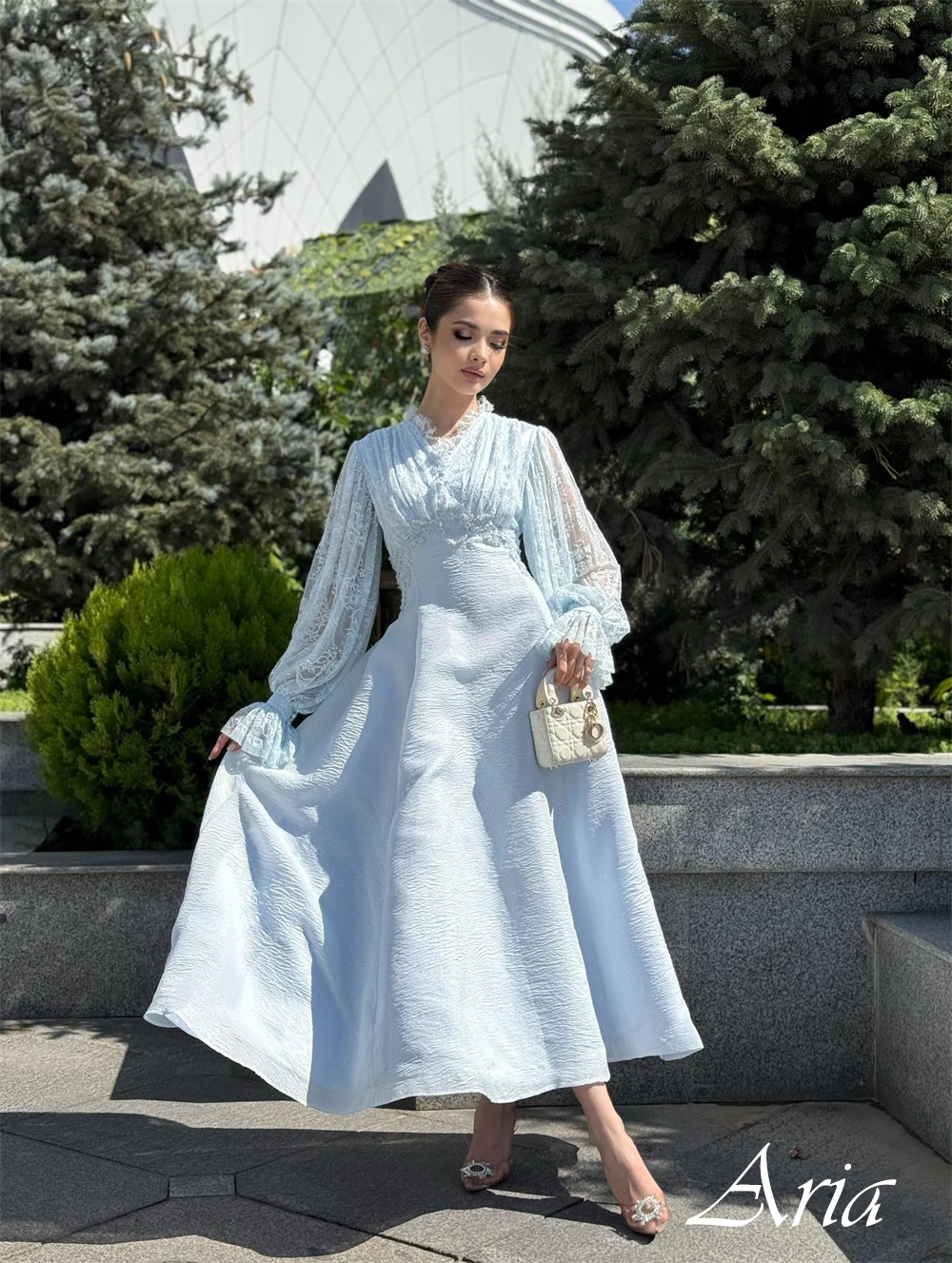 Maßgeschneidertes formelles Cocktailkleid mit V-Ausschnitt und langen Ärmeln, A-Linie, knöchellanges Abendkleid, Federnapplikationen, zartes Ballkleid