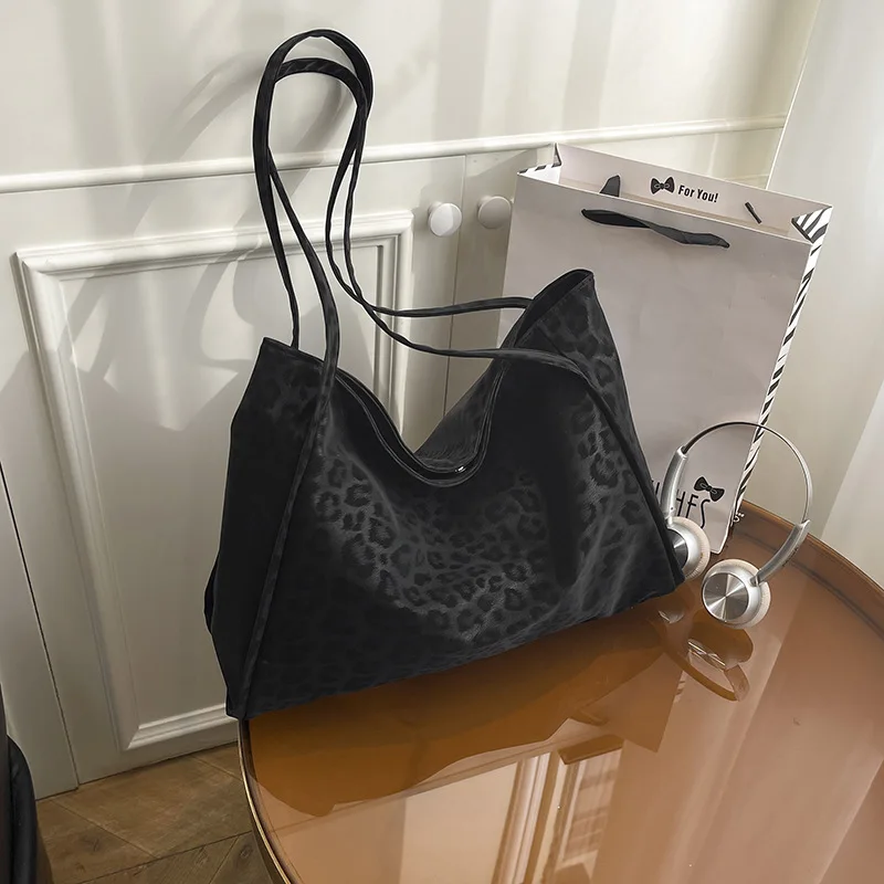 

2025 Autumn Suede Tote Bag, Spacious Leopard Underarm Purse for Women, Vintage Commuter Crossbody, Chic Day to Night Bag