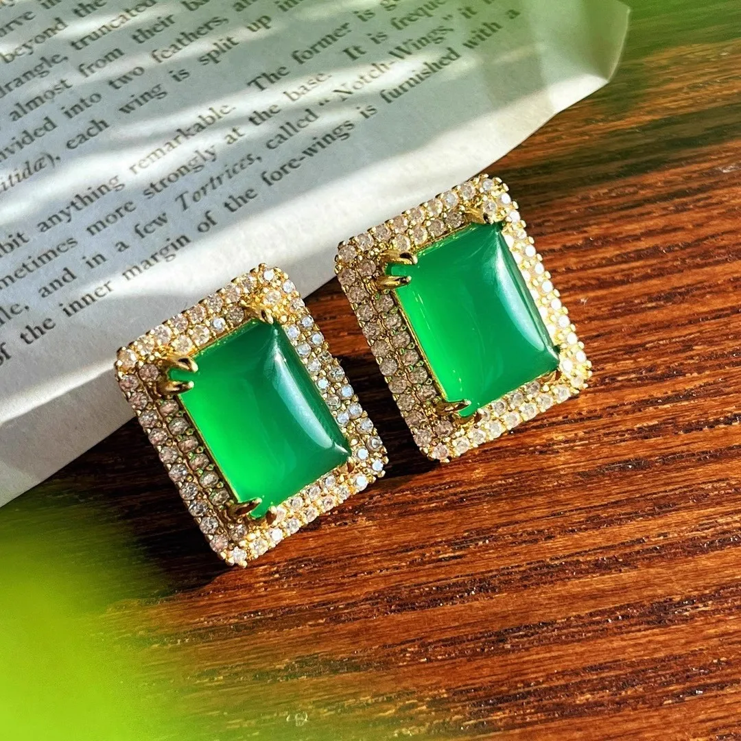 

Красивые серьги-гвоздики из натурального стекла, светлого императора и зеленого халцедона