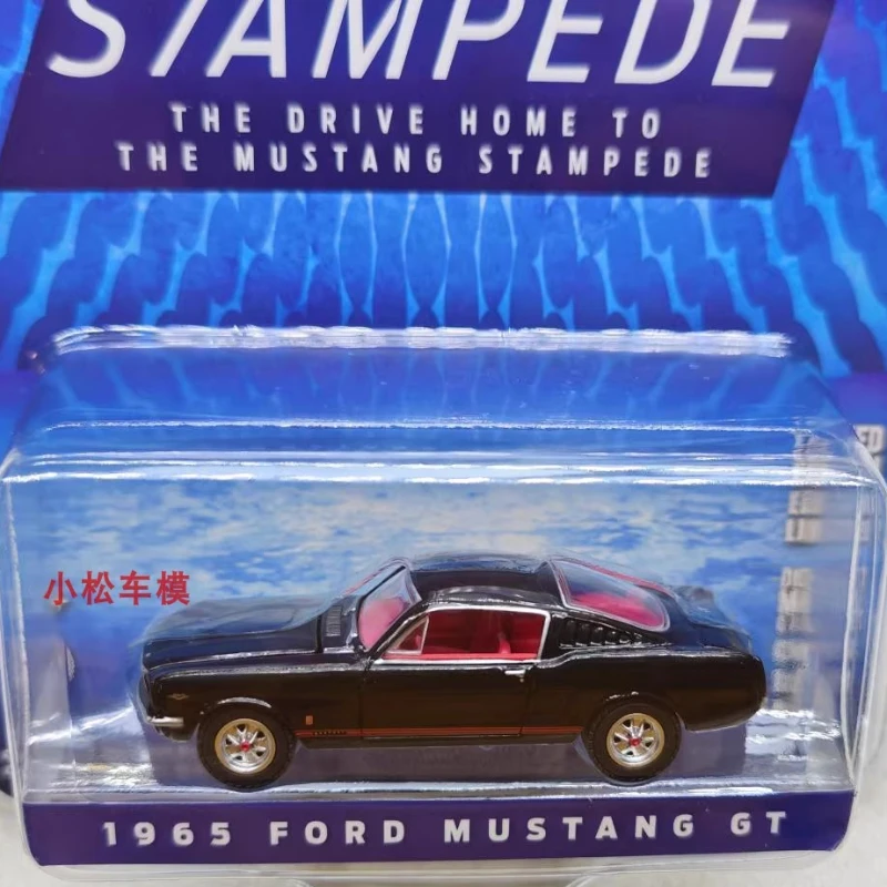 

Green Light 1:64 Running Series 1 - 1965 Mustang GT - Raven Черно-красная полоса Коллекционная игрушка Маленькая подарочная модель настенная подвеска