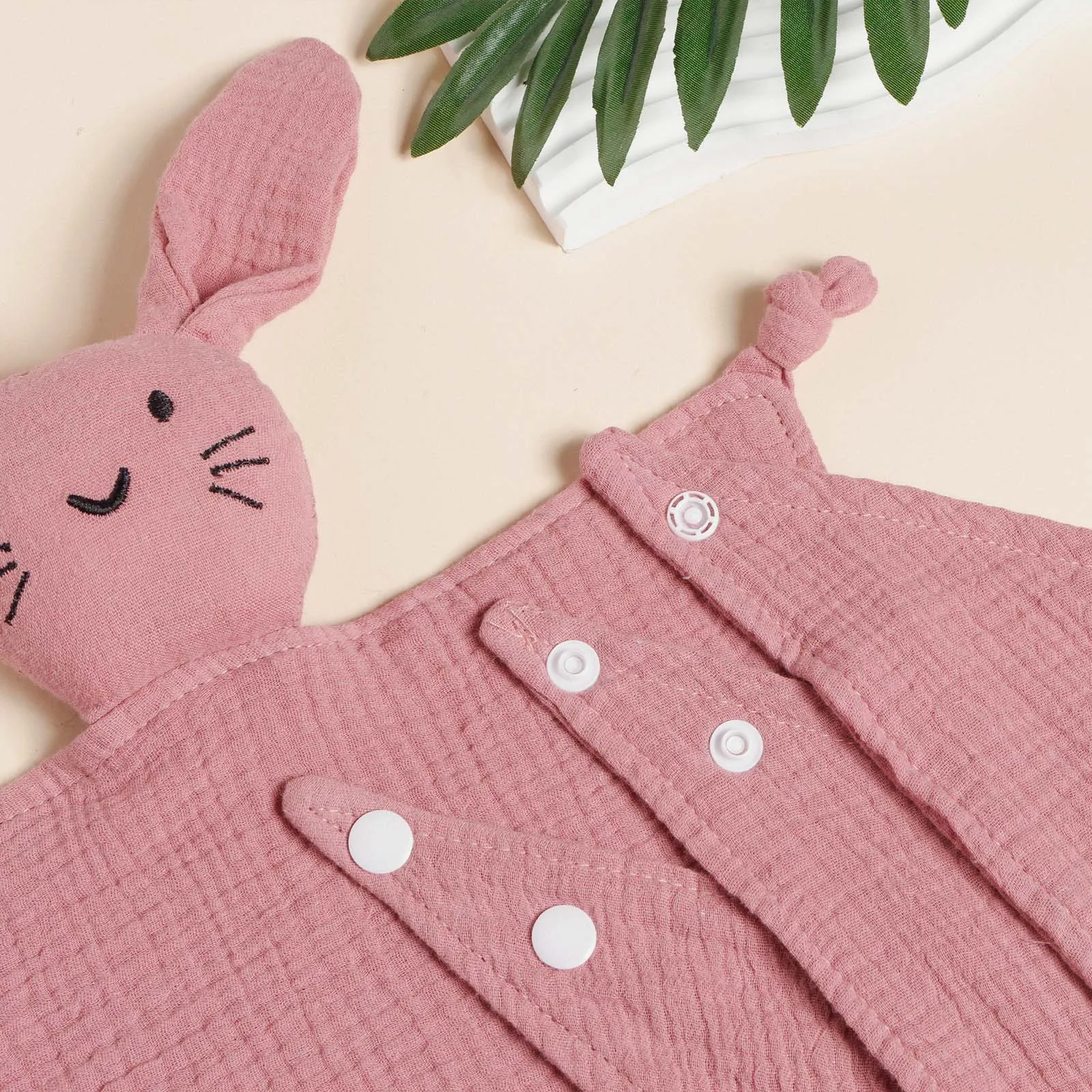 

3pcs Newborn Gift Set Cat Embroidery Square Blanket Triangle Bib Bow Headband Set For Baby Kid Daily Multifunctional Accessories