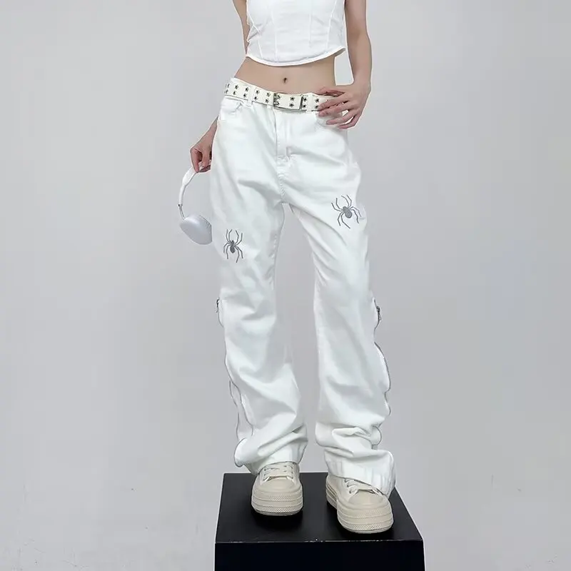 ผู้หญิงแมงมุมสีขาวปัก Micro-Flare กางเกงยีนส์อินเทรนด์ Y2k 2000s Hip Hop Street American High Street Slim Flared กางเกงทํางาน