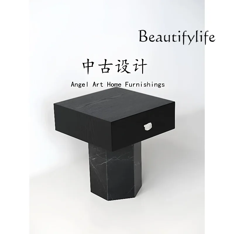 تصميم على طراز P-القرون الوسطى وغرفة نوم منزلية إبداعية ودرج من الخشب الصلب والرخام وطاولة بجانب السرير بحافة هوت كوتور