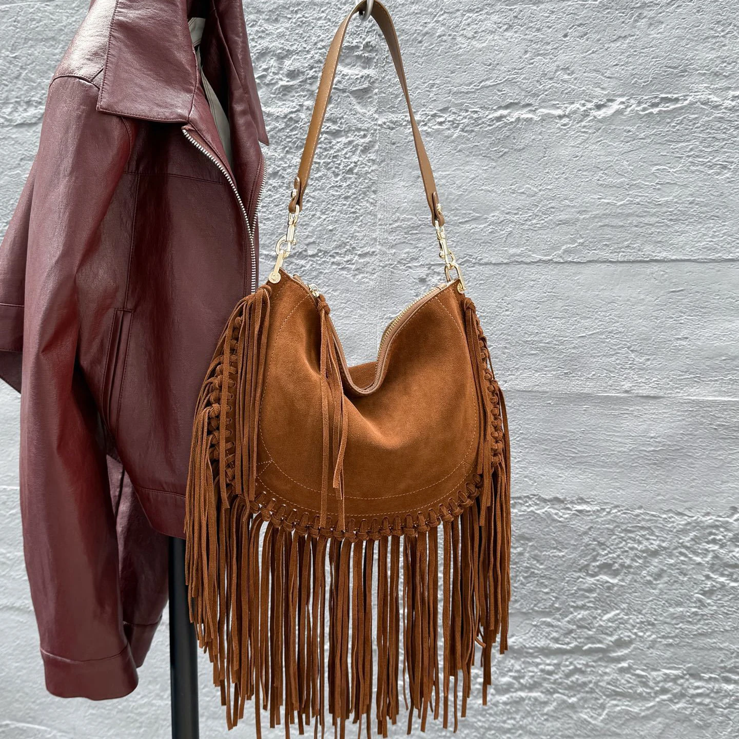 

Suede semi-round tassel underarm bag 2025 new design large capacity vintage motorcycle style women's one-shoulder crossbody bag