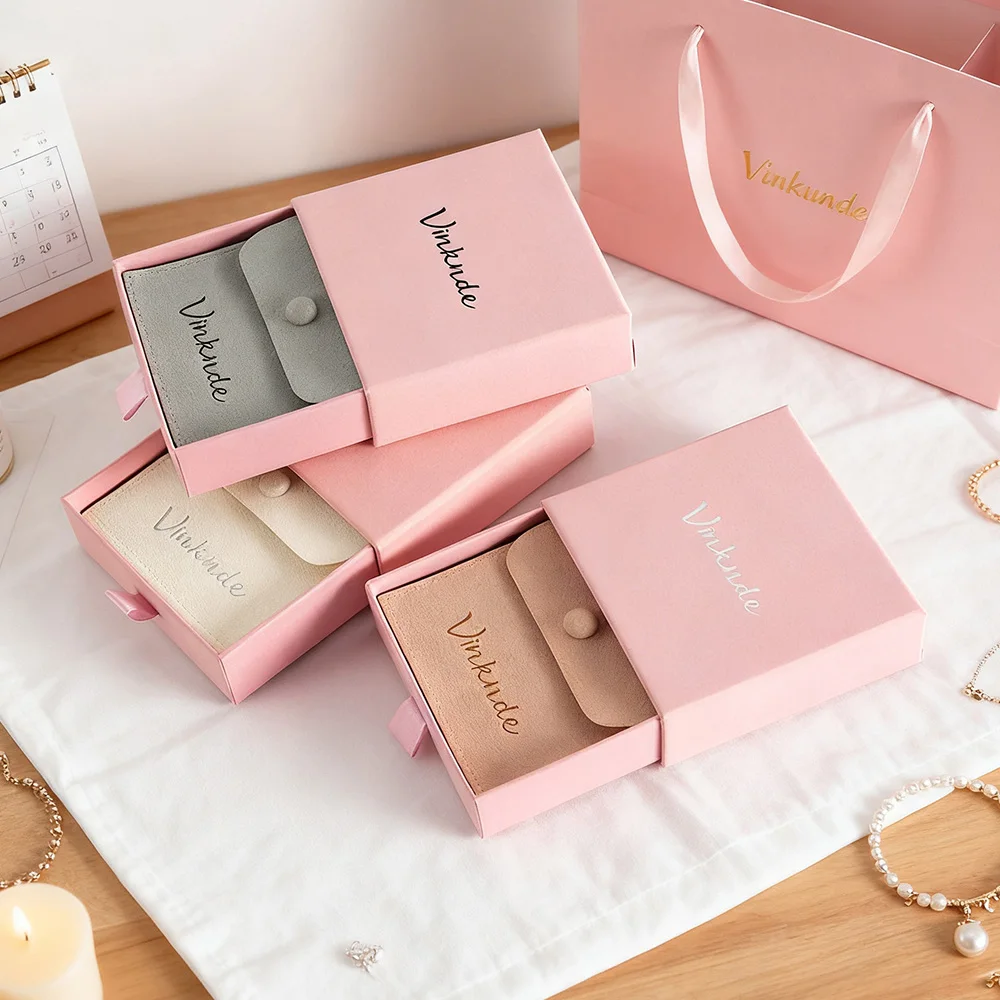 

Пользовательский логотип 8x8x1,7 см, выдвижной ящик, упаковка для ювелирных изделий, подарочная коробка, бархатная сумка-защелка, ожерелье, серьги, браслет, кольцо, свадебные коробки для хранения