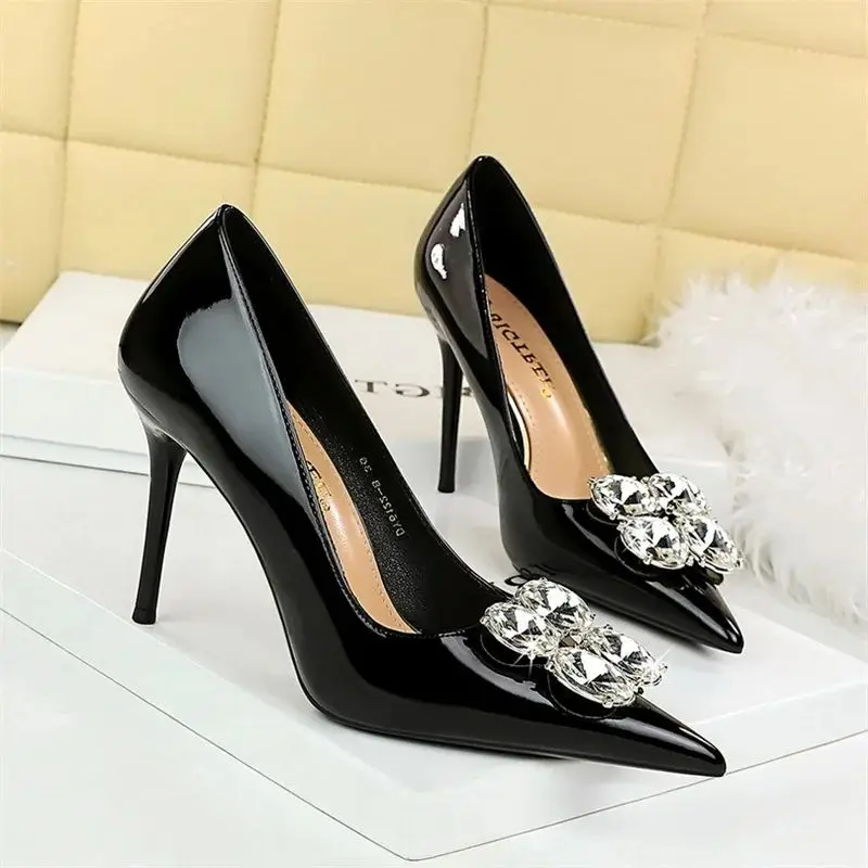 2024 New Luxury Pointed Toe Thin High Heels Big Rhinestone Buckle Design Women Patent Leather Stilettos Party Single Shoes