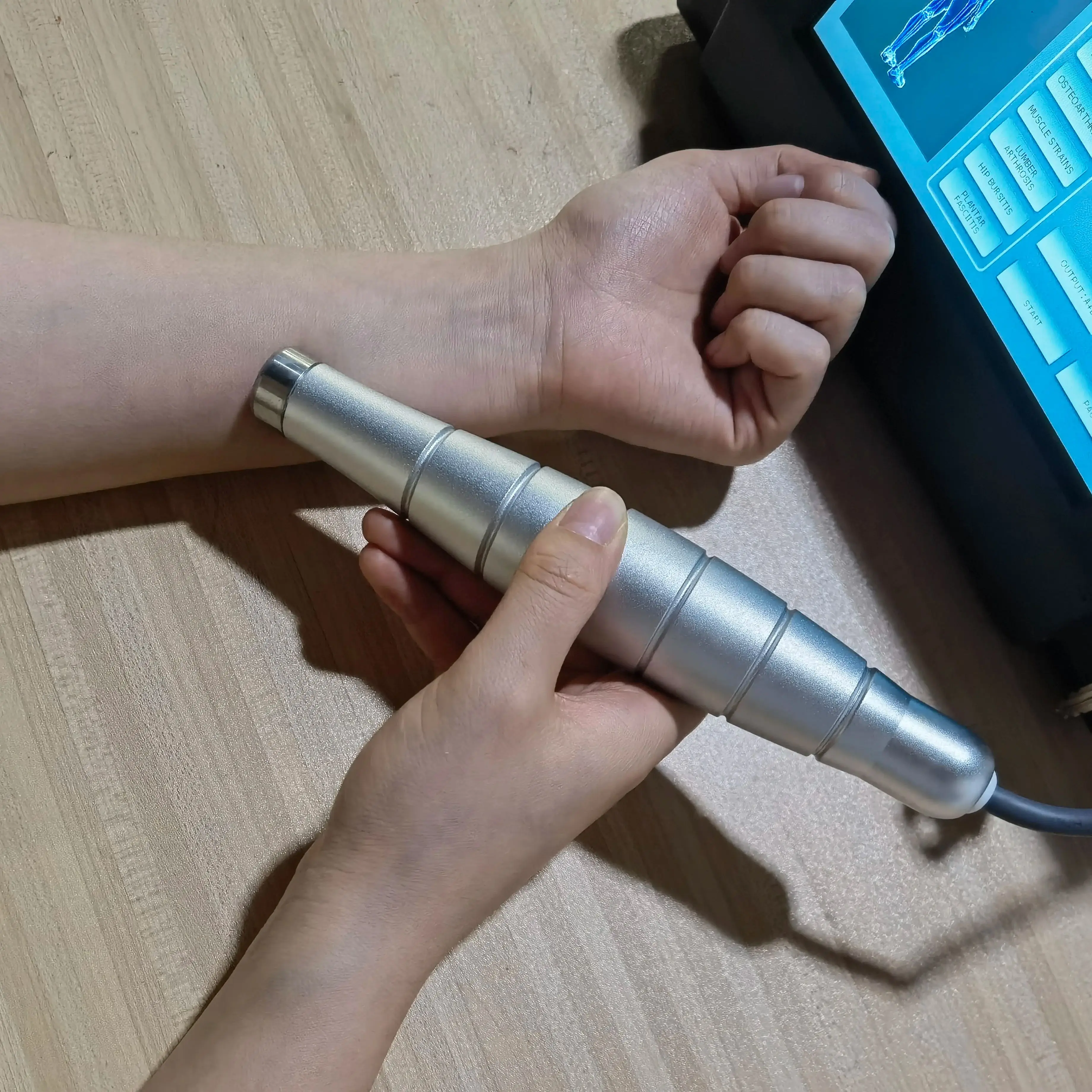 

Профессиональное холодное лазерное устройство с двойной длиной волны 808 нм и 650 нм для облегчения боли при артрите, ишиаса, пяточных шпоров