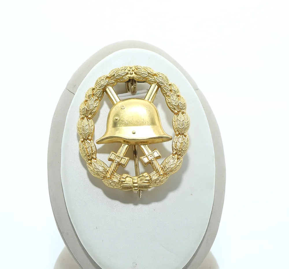 

Золотой значок на немецкой ране времен Второй мировой войны (версия с полой штампованной головкой)