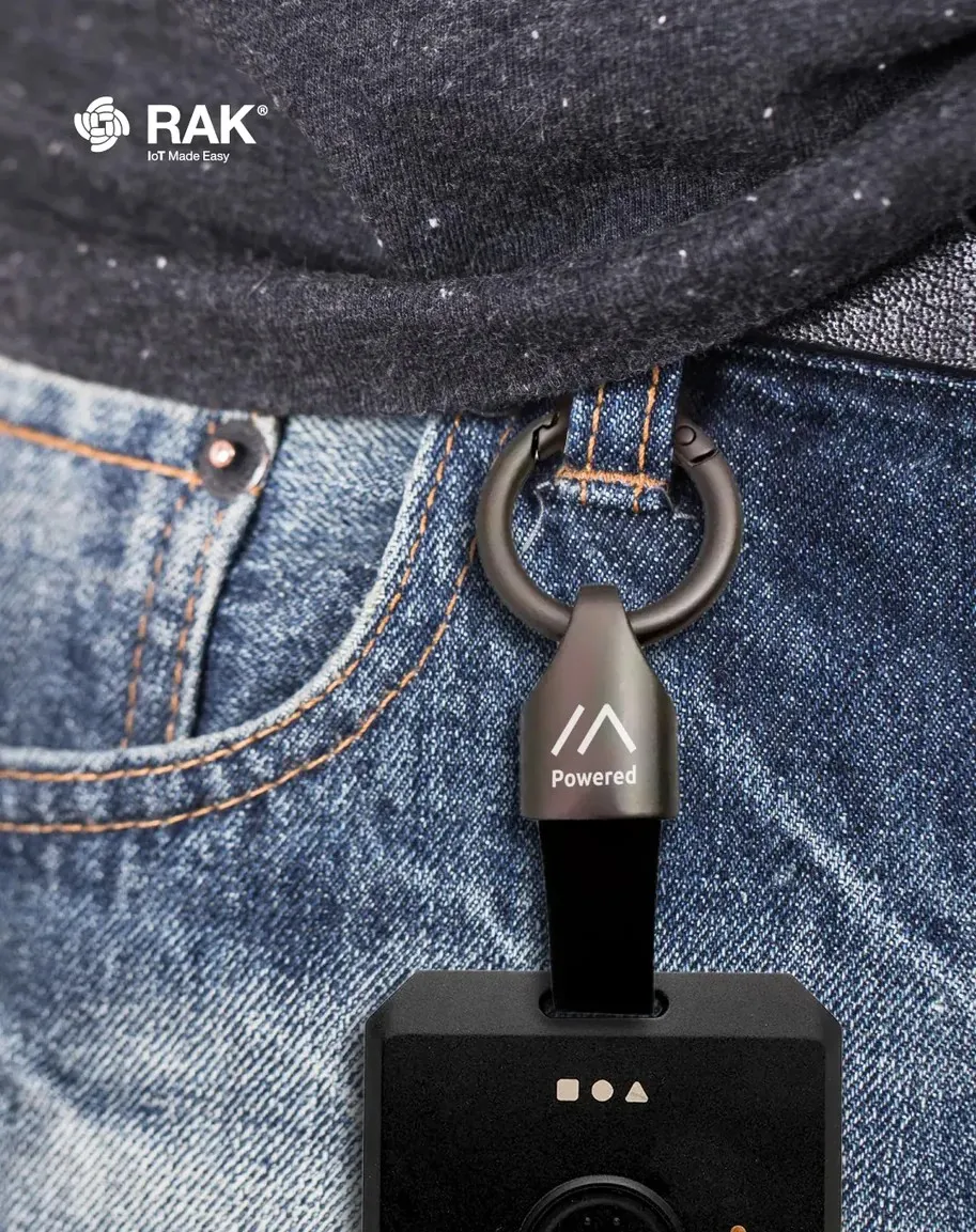 Lederarmband mit Metalllegierungskopf zum Tragen von WisMesh-Geräten oder anderen IoT-Trackern, Schlüsselanhängerhalter