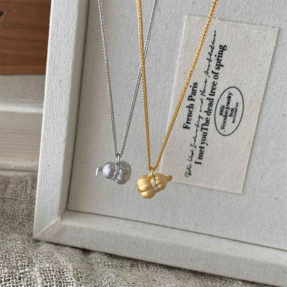 

Korean Versatile 925 Silver Necklace, Brushed Pumpkin Pendant, Mid-Century Retro Luxury INS Niche Collarbone Chain for Women