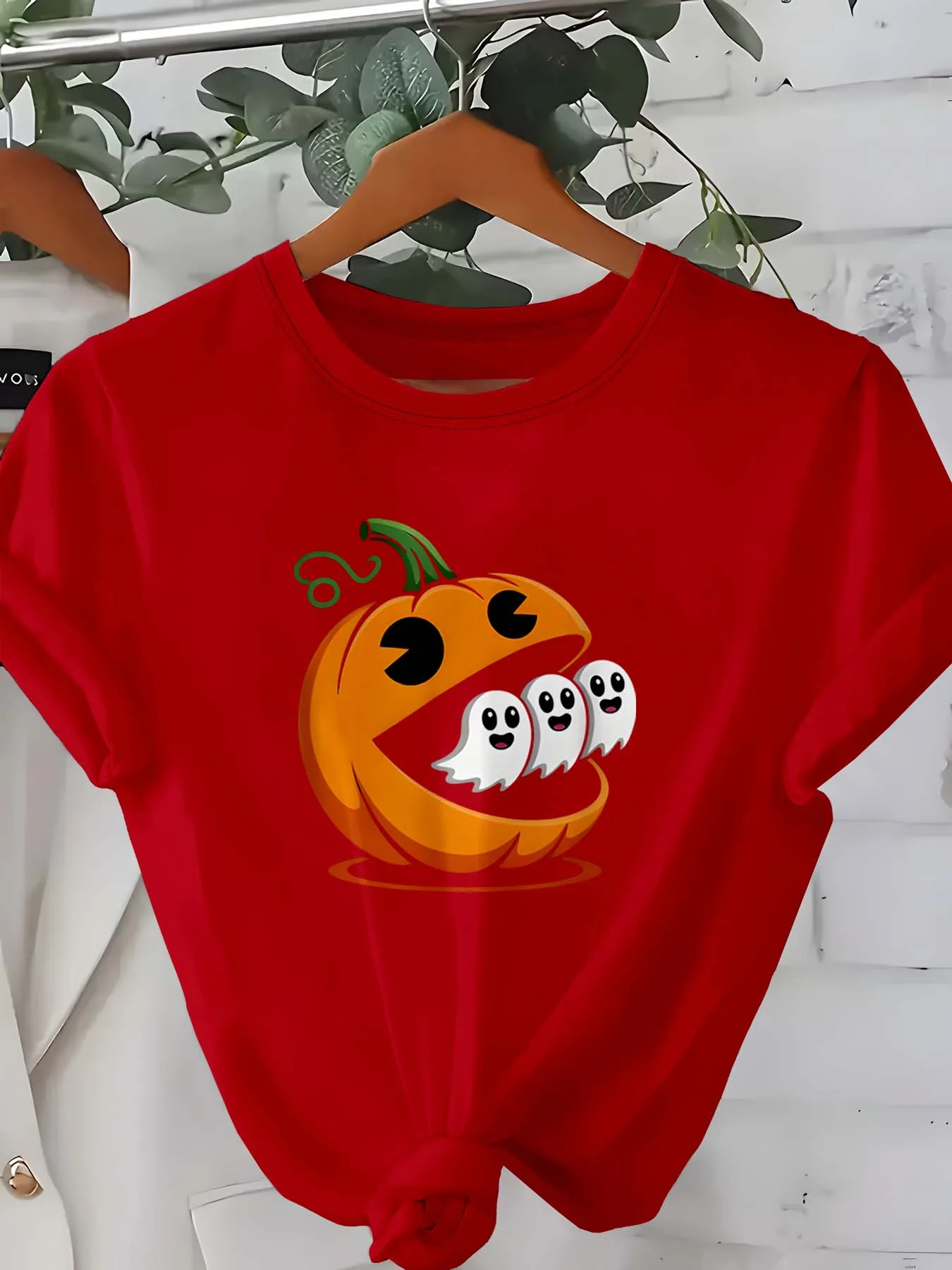 

Хэллоуин больших размеров — тематический наряд с игривыми мотивами тыквы и призраков для жуткого сезона.