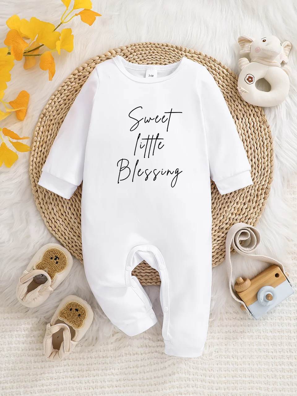 Baby-Strampler mit langen Ärmeln, lustiger Buchstabendruck, Knopfdesign, pflegeleicht, geeignet für frischgebackene Eltern.