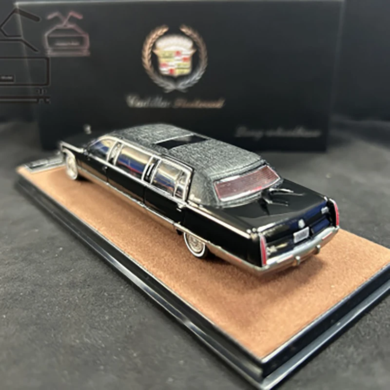 Diecast 1/64 Scale Cadillac Fleetwood Alloy Car Model Cadillac Model Car Toys for Boys Gift Collectible Ornament Souvenir