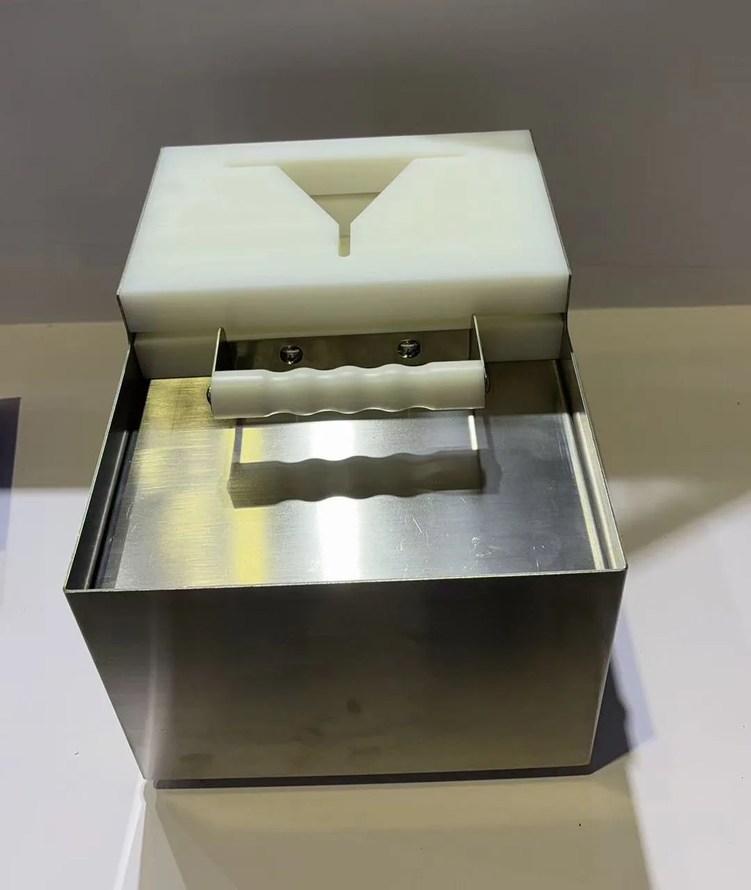 Família pequena bola de arroz triangular máquina de embalagem semiautomática bola de arroz antiga enfardadeira