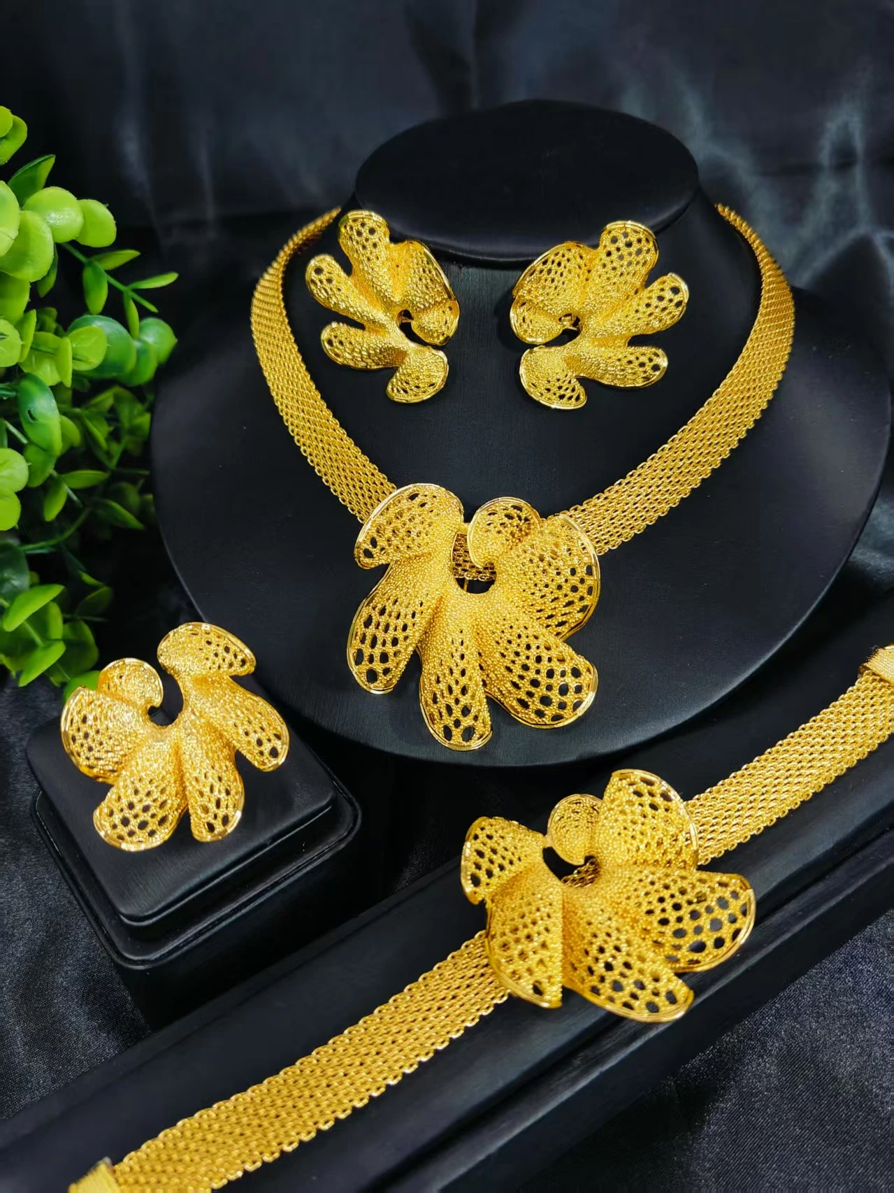 

Новый комплект ювелирных изделий из африканских бусин для женщин, подарки на вечеринку, свадебные итальянские комплекты ожерелья из 24-каратного золота в Дубае, кольцо, браслет, серьги