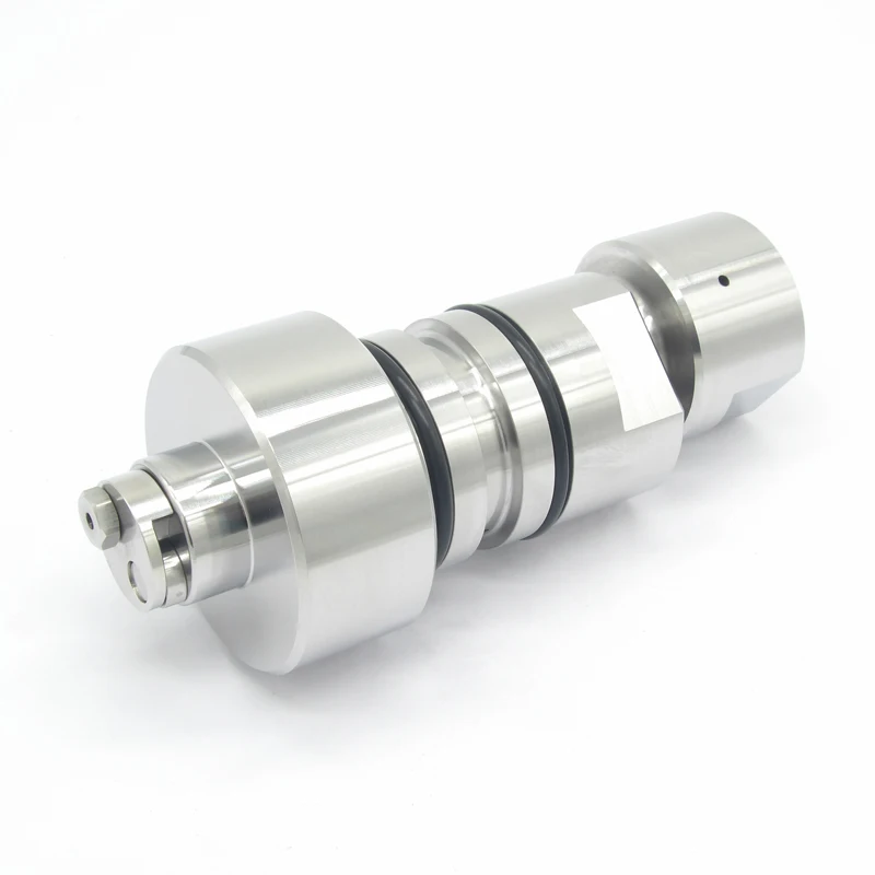 O jato de água parte o corpo 004383-3 da válvula de retenção para a bomba 100009-1 do intensificador