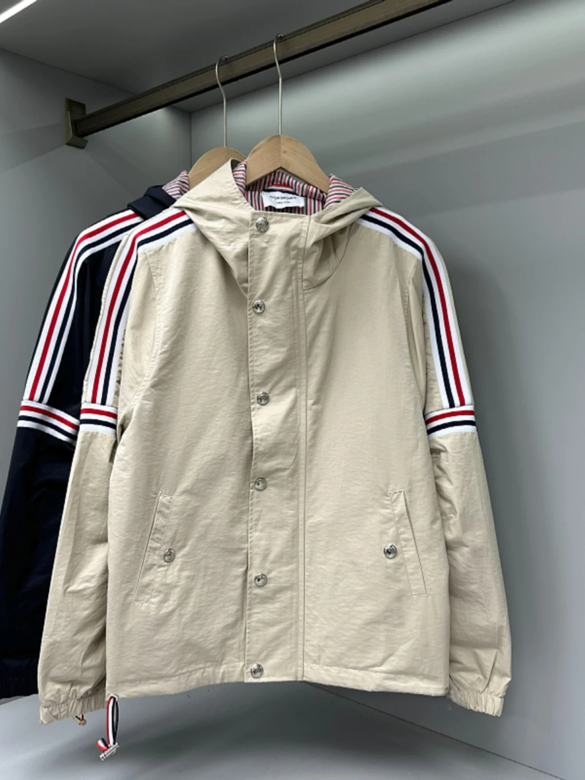 

Модная высококачественная мужская ветровка с цветными полосками на плечах и тканым поясом, парная ветрозащитная куртка с капюшоном для весны и осени