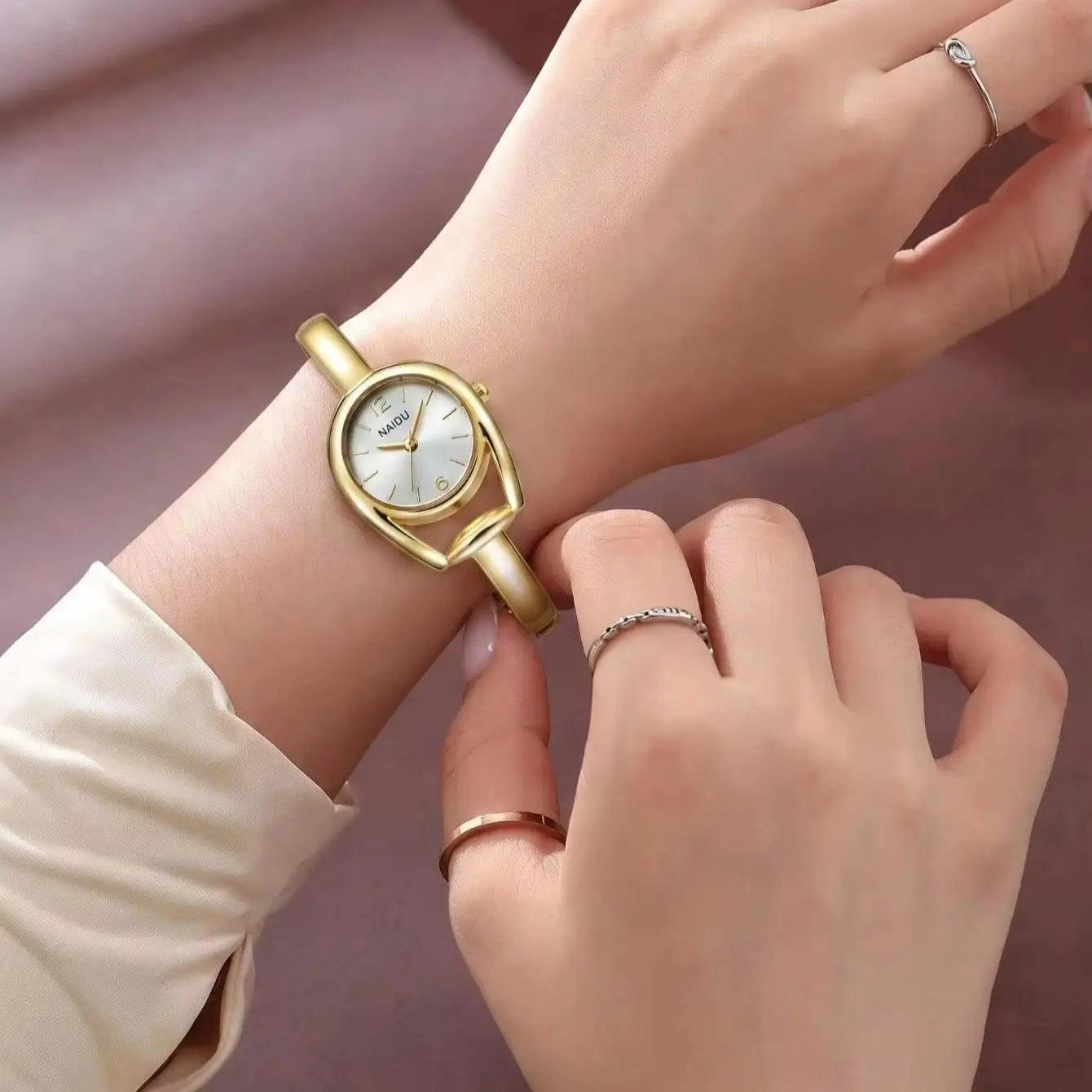 1 Piece of Minimalist Hollow-Out Bracelet-Style Women's Quartz Watch, Casual and Versatile, Suitable for Daily Commuting