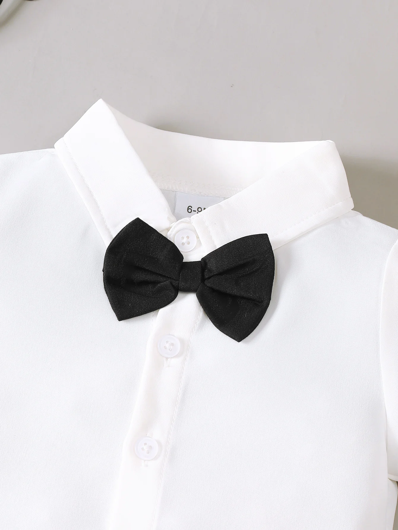 Baby-Jungen-Set: Schwarzes Hemd mit Kragen und Fliege, Kurzarm-Oberteil und schwarze Shorts, geeignet für 0-3 Jahre alte Baby-Jungen, Sommer-Set im kleinen Gentleman-Stil. – Detail 4
