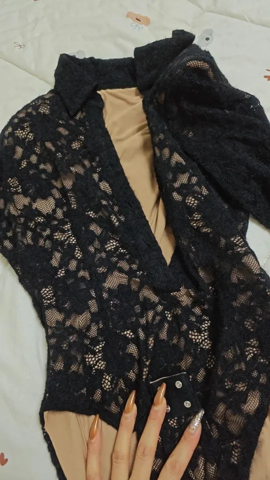 Damskie body z koronką, z długim rękawem, zapinane na częściowe guziki i z kołnierzykiem.