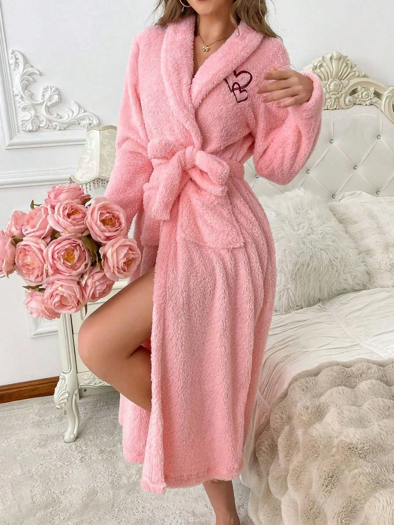 

Мягкий розовый халат из кораллового флиса с вышивкой в виде сердца, длинный рукав, пояс и карманы