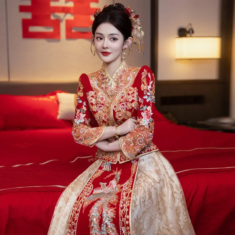 A new style of Chinese-style wedding dress featuring dragon and phoenix