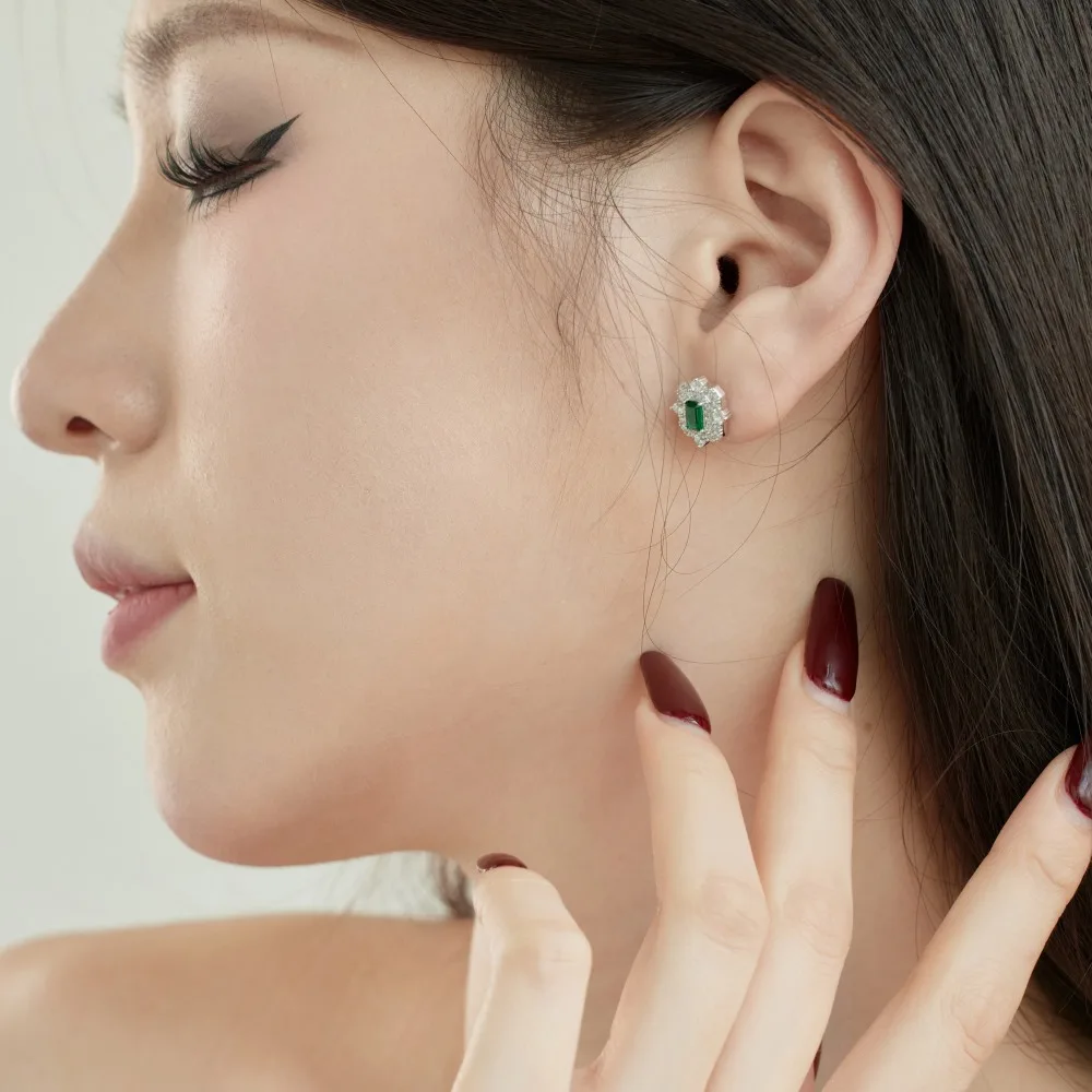 XUYUANFEN Nordic New S925 Pure Silver Ear Stud Female Full Diamond Design Emerald Main Stone Noble and Elegant Female Ornament