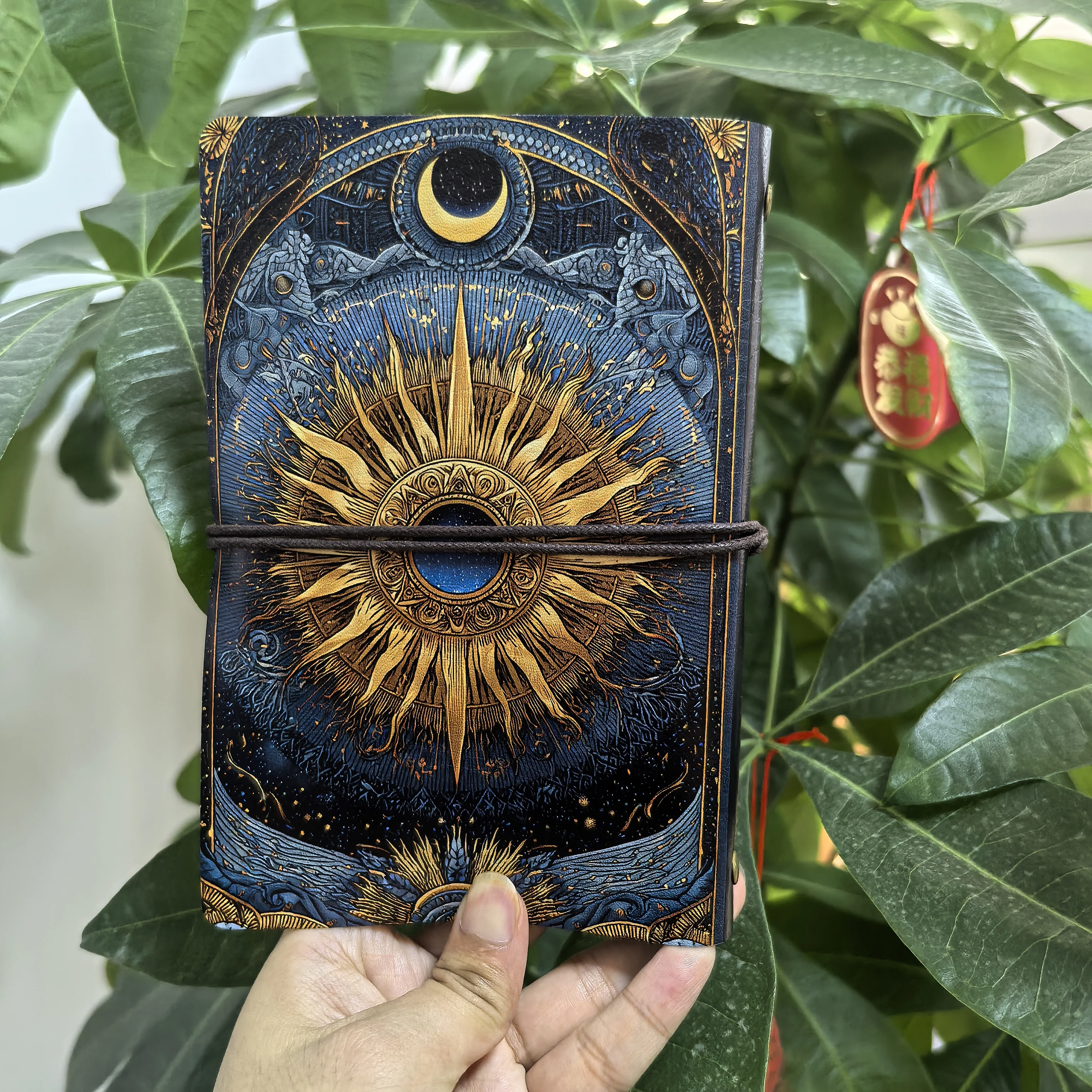 Vintage Himmelskörper Sonne Mond Reisetagebuch, Ästhetisches Astrologie-Notizbuch mit Gummiband, Retro Tarot-Stil Leder – Detail 4
