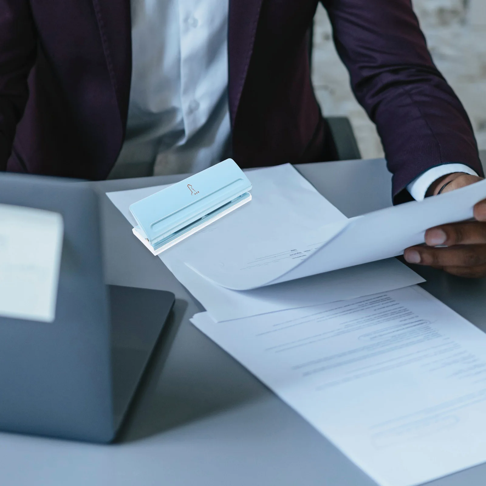 

Notebook Hole Puncher Portable Six-Holes Manual Paper Punch Durable Metal Office Hole Punching Tool for Loose-Leaf Notepad